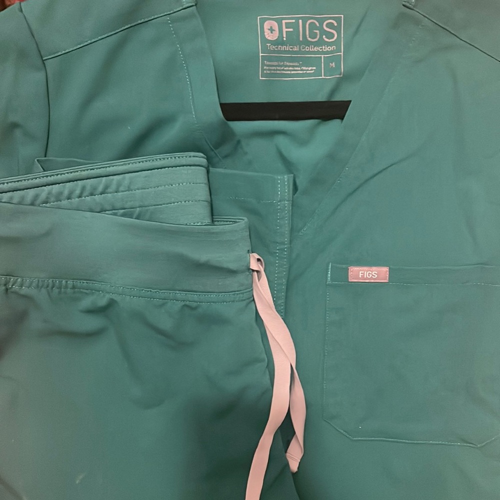 HUNTER GREEN Figs scrubs // Sz M TOP and Bottom